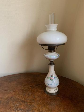 Olielamp van porselein met koper, eind 19e eeuw beschikbaar voor biedingen