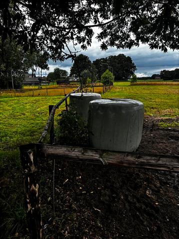 Hooibalen, ca. 2 jaar oud, veevoer, onkruidvrij, koopje beschikbaar voor biedingen
