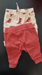 2 mooie broekjes, maat 62, C&A, rood / beige met bosdieren, C&A, Broekje, Jongetje of Meisje, Ophalen of Verzenden