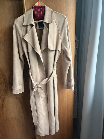 Suedine trenchcoat maat 38 beschikbaar voor biedingen