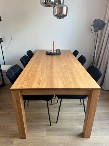 Eettafel met 6 eetkamerstoelen beschikbaar voor biedingen