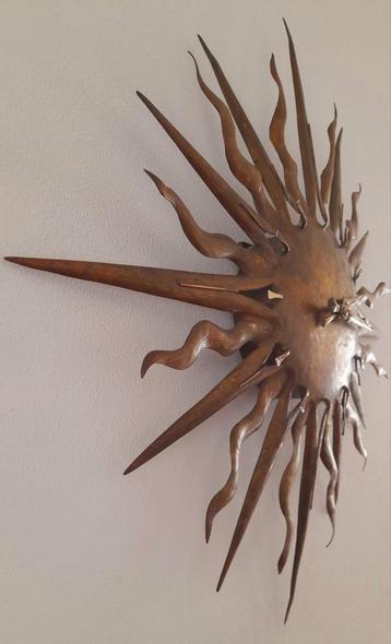 Unieke Zonneklok Jan Rot. Delft. bronzen beeld klok wandklok beschikbaar voor biedingen