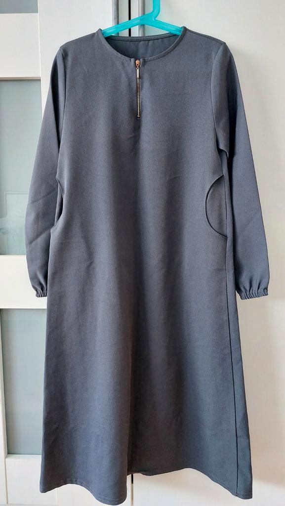 Prachtige donkergrijze kinder abaya met rits en zakken, Kinderen en Baby's, Kinderkleding | Maat 122, Zo goed als nieuw, Jongen of Meisje