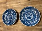 Twee antieke Chinese borden met blauw-wit decor, Ophalen of Verzenden