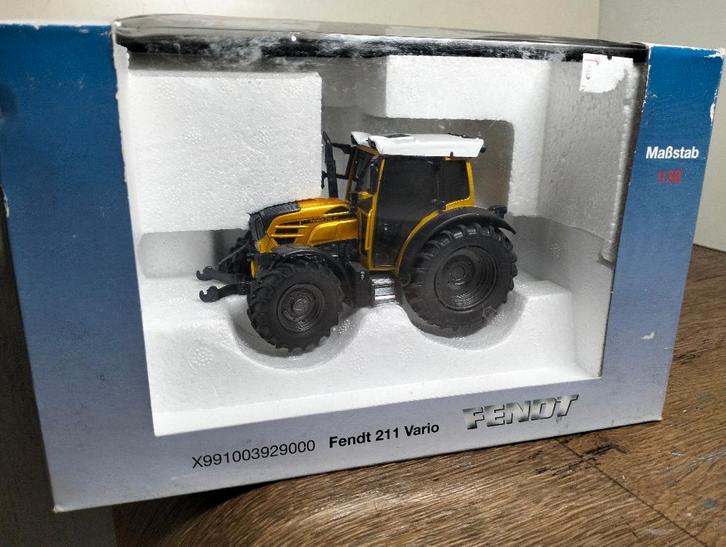 Te koop Schuco Fendt 211 Vario Gold Gelimiteerd., Hobby en Vrije tijd, Modelauto's | 1:32, Zo goed als nieuw, Tractor of Landbouw