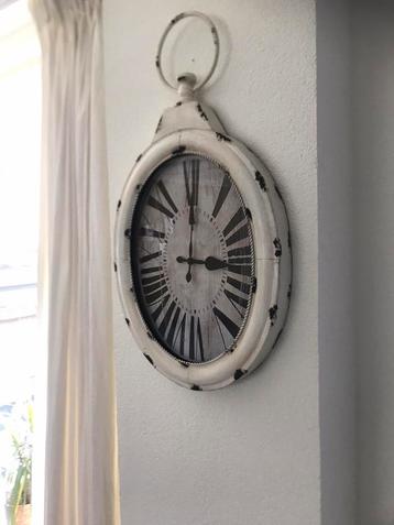 Mooie wandklok van metaal  beschikbaar voor biedingen
