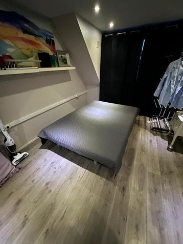 Bedbank te koop beschikbaar voor biedingen