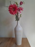 Grote vaas met bloemen, Huis en Inrichting, Woonaccessoires | Vazen, 50 tot 75 cm, Wit, Aardewerk of Porselein, Ophalen of Verzenden