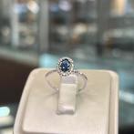 14 karaat witgouden ring bezeg saffier briljant ovaal, 20 of groter, Heer, Ophalen of Verzenden, Zo goed als nieuw