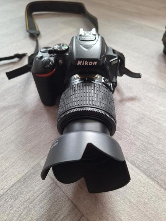 Nikon D5600 met 2 lenzen. (5400 clicks.), Audio, Tv en Foto, Fotocamera's Digitaal, Gebruikt, Nikon, Ophalen of Verzenden