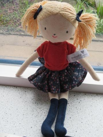 Lief popje pop van Prenatal met 2 staartjes rokje en truitje beschikbaar voor biedingen