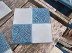 23 stuks Antieke wandtegels grijs met blauw relief 15x15cm