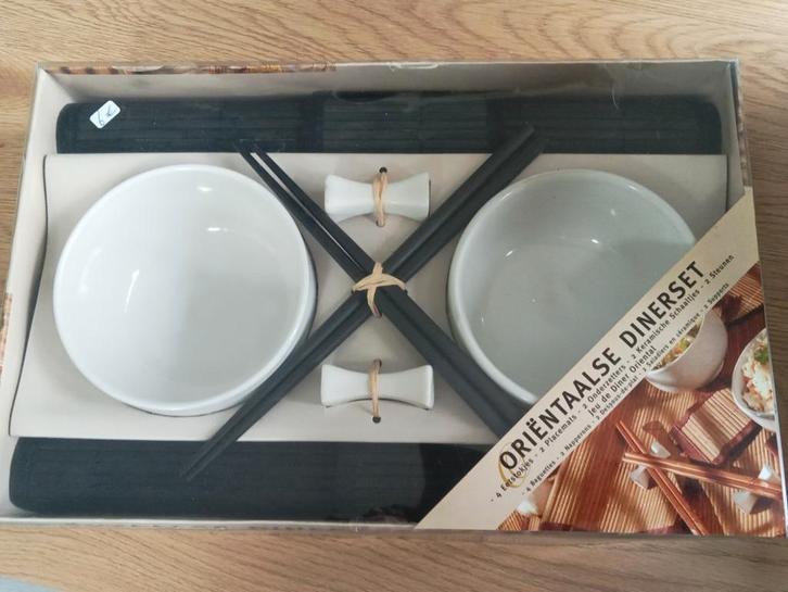 Oriëntaalse dinerset (sushi set), Huis en Inrichting, Keuken | Servies, Zo goed als nieuw, Overige typen, Effen, Keramiek, Ophalen of Verzenden