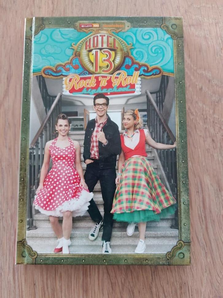 Boek - Hotel 13 - Rock-'n'-roll highschool - studio 100, Boeken, Kinderboeken | Jeugd | 10 tot 12 jaar, Zo goed als nieuw, Ophalen of Verzenden