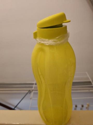 Tupperware fles beschikbaar voor biedingen