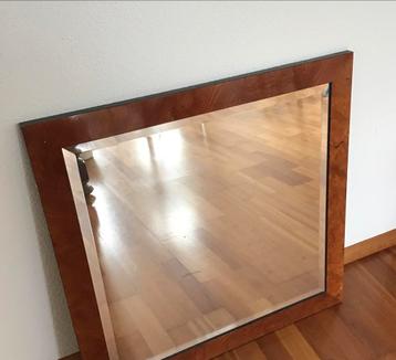 Spiegel met houten lijst beschikbaar voor biedingen