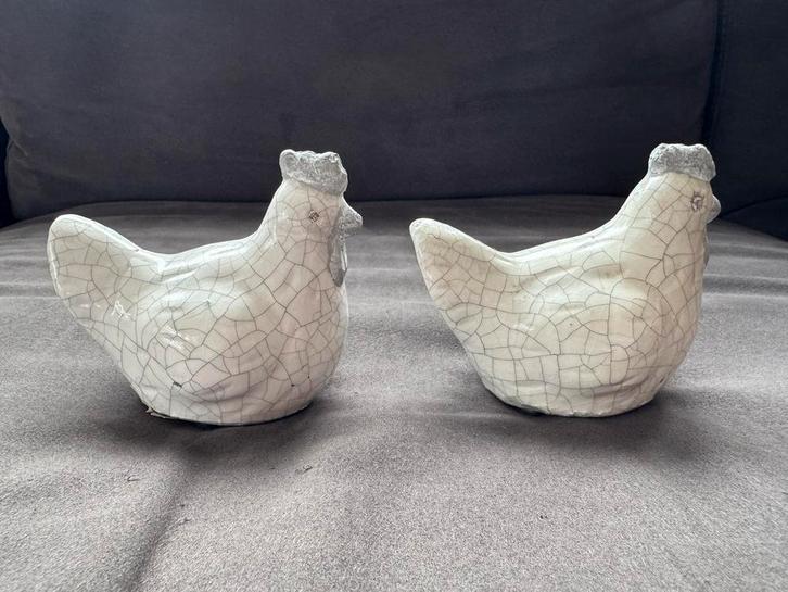 Twee beeldjes van kippen - wit/grijs craquelé, Verzamelen, Beelden en Beeldjes, Zo goed als nieuw, Dier, Ophalen of Verzenden