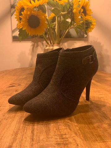 Invito Enkellaarsjes Maat 39 beschikbaar voor biedingen