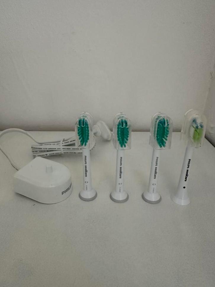 Oral B & Phillips sonic care opzetborsteltjes, Sieraden, Tassen en Uiterlijk, Uiterlijk | Gezichtsverzorging, Zo goed als nieuw