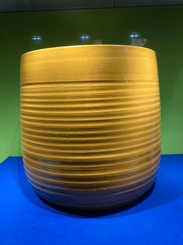Grote Gele Bloempot - Terracotta beschikbaar voor biedingen