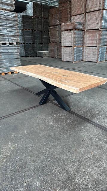 Suar boomstamtafel met matrix poot beschikbaar voor biedingen