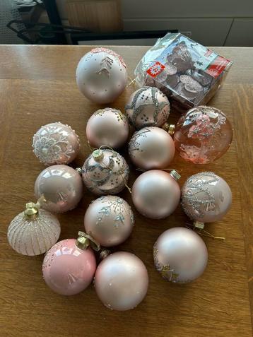 Kerstballen zacht roze beschikbaar voor biedingen