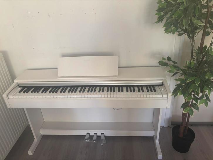 Witte digitale piano (Yamaha YDP-145 WH Arius), Muziek en Instrumenten, Piano's, Zo goed als nieuw, Piano, Wit, Digitaal, Ophalen