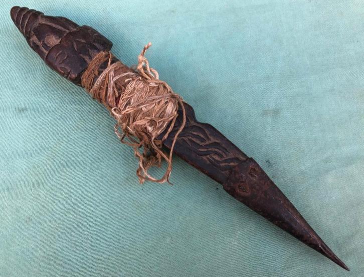 Oude houten Phurba uit Nepal of Tibet nummer 2, Antiek en Kunst, Kunst | Niet-Westerse kunst, Ophalen of Verzenden