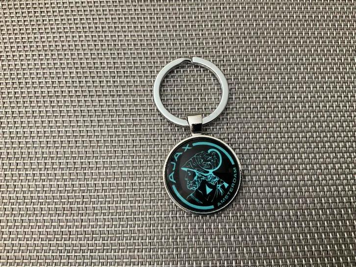 Ajax Sleutelhanger Nieuw Oud Logo Mint Groen Zwart, Verzamelen, Sportartikelen en Voetbal, Nieuw, Overige typen, Ajax, Ophalen of Verzenden