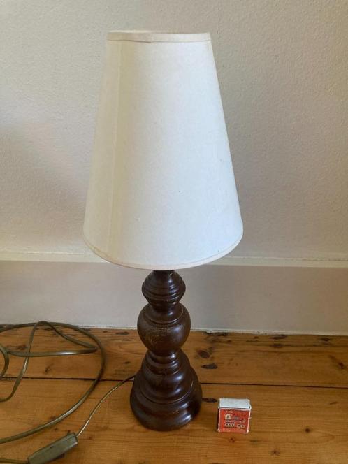 Eenvoudig landelijk houten rank tafellampje wit smal kapje, Huis en Inrichting, Lampen | Tafellampen, Zo goed als nieuw, Minder dan 50 cm