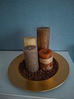 Dikke kaarsen op plateau + brons/ bruinkleurige steentjes., Ophalen, Nieuw, Rond, Metaal