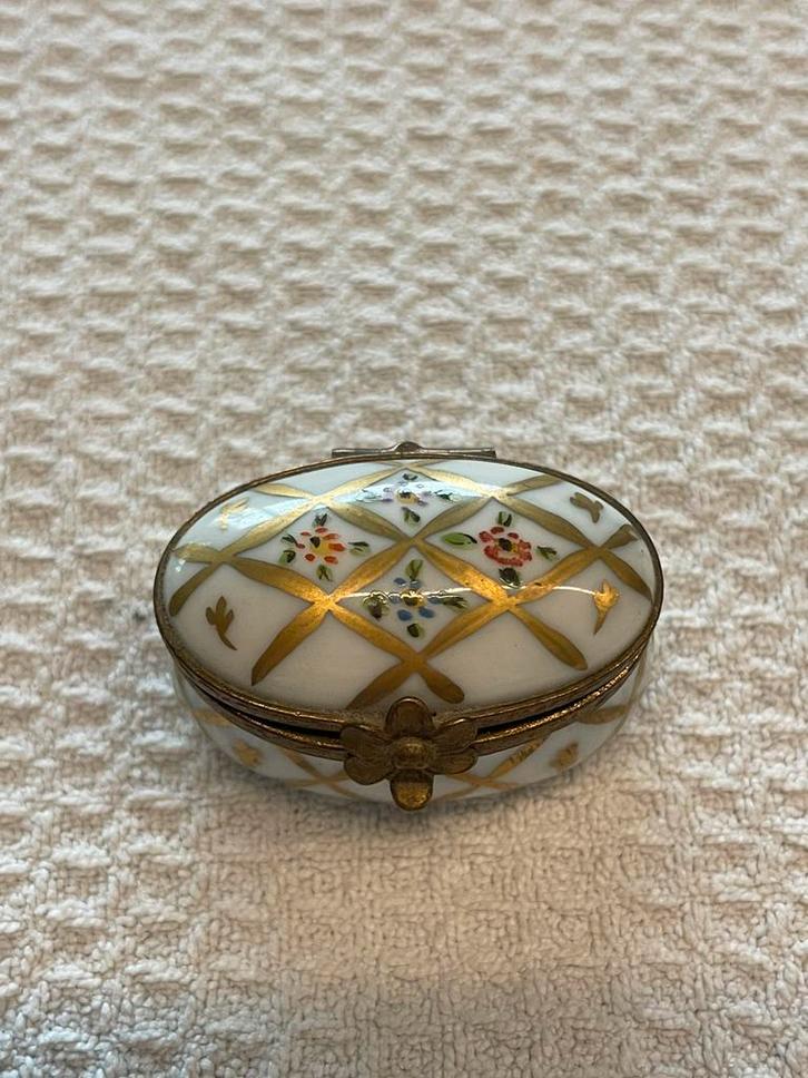 Limoges France, oud porseleinen pillendoosje, Antiek en Kunst, Curiosa en Brocante, Ophalen of Verzenden
