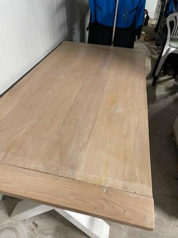 Eettafel beschikbaar voor biedingen