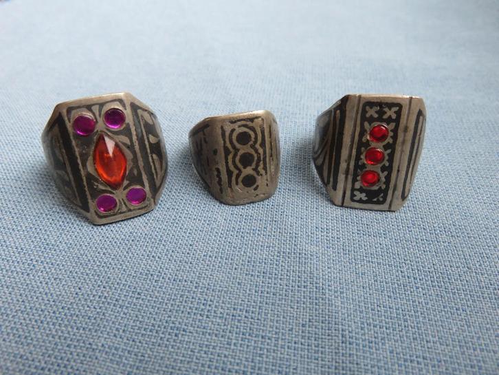 Oude ringen met niello en glas inleg - 20e eeuw, Sieraden, Tassen en Uiterlijk, Ringen, Gebruikt, Dame of Heer, 17 tot 18, Zilver