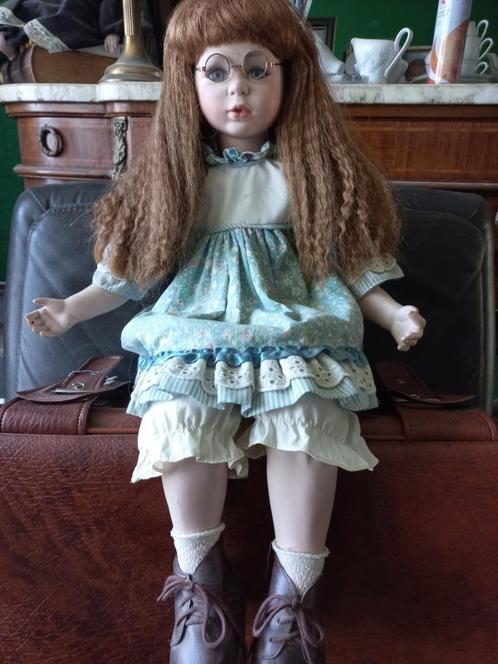Zittende porseleinen pop{65 cm}, Verzamelen, Poppen, Gebruikt, Pop, Verzenden