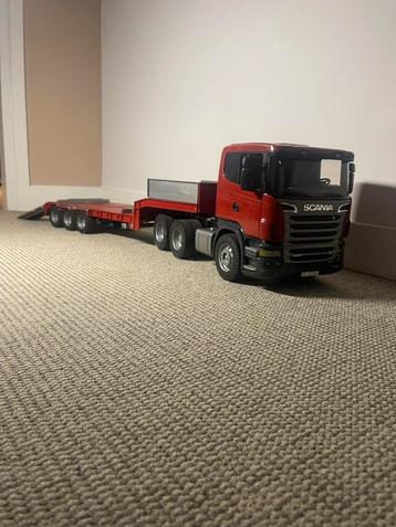 Bruder Scania vrachtwagen met dieplader beschikbaar voor biedingen