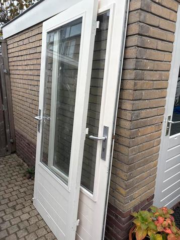 Buitendeur met dubbel glas en sloten beschikbaar voor biedingen
