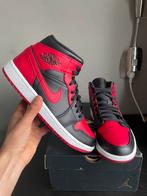 Nike Air Jordan 1 Mid Banned (2020) Maat 41, Kleding | Heren, Schoenen, Zwart, Nieuw, Ophalen of Verzenden, Sneakers of Gympen