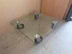 Stevige glazen design salon tafel met zwenkwielen, Ophalen, Gebruikt, 100 tot 150 cm, .