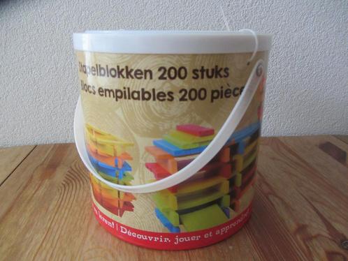 Nieuwe emmer met gekleurde stapelblokken, Kinderen en Baby's, Speelgoed | Houten speelgoed, Nieuw, Overige typen, Ophalen of Verzenden