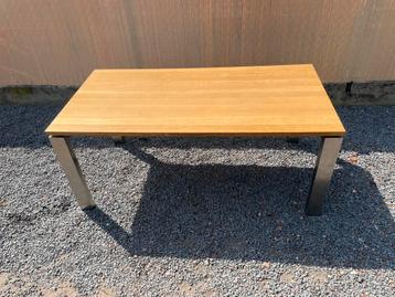 eikenhouten eettafel met moderne RVS poten. beschikbaar voor biedingen