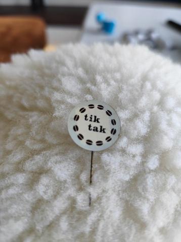 Tik tak pin speldje beschikbaar voor biedingen