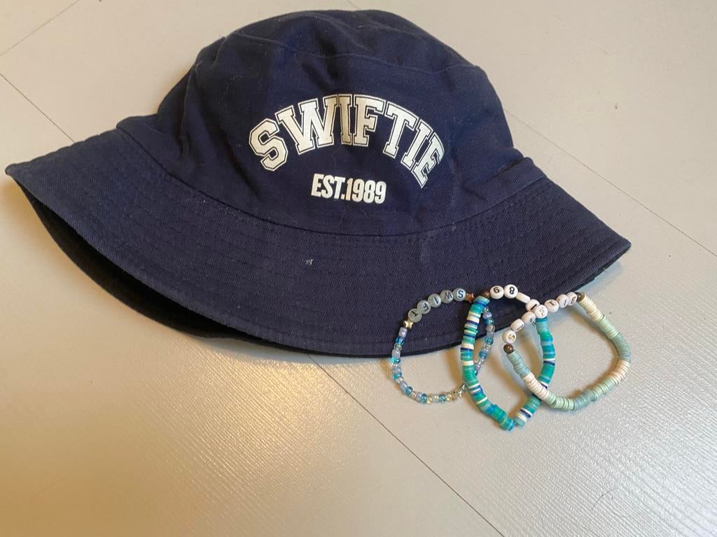 Taylor Swift hoedje + gratis armbandjes, Ophalen of Verzenden, Zo goed als nieuw