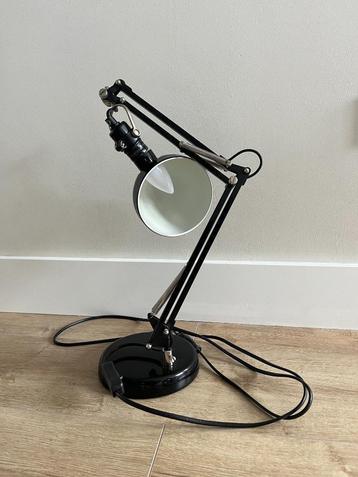 Zwarte bureaulamp beschikbaar voor biedingen
