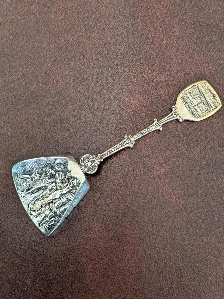 Verzilverde suikerschep met afbeelding uit Amersfoort, Antiek en Kunst, Antiek | Goud en Zilver, Ophalen of Verzenden