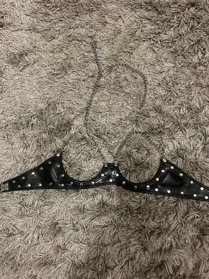 Latex BH met studs en kettingen maat L, Kleding | Dames, Overige Dameskleding, Zo goed als nieuw, Verzenden