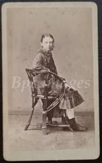 cdv tienermeisje zittend Winschoten 1870's reinhardt, Verzamelen, Gebruikt, Foto, Voor 1940, Kind