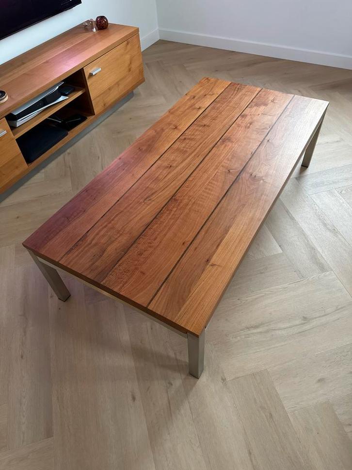 Massieve notenhouten tafel met RVS frame, Huis en Inrichting, Tafels | Salontafels, Zo goed als nieuw, Minder dan 50 cm, 50 tot 100 cm