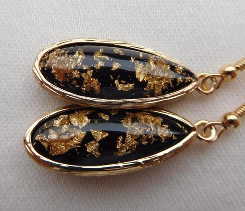 Zwarte oorhangers  met geelgouden inleg (F68438), Sieraden, Tassen en Uiterlijk, Oorbellen, Nieuw, Hangers, Zwart, Ophalen of Verzenden