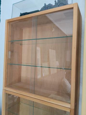 Kleine vitrine  beschikbaar voor biedingen